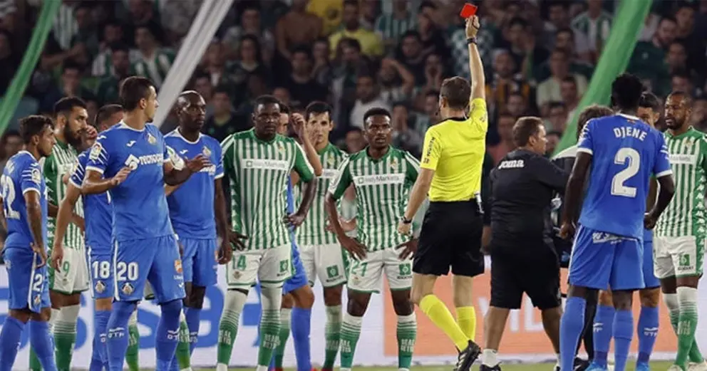 William Carvalho siendo expulsado ante el Getafe. Foto: EFE