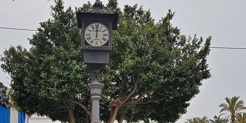 Reloj de la plaza del Arenal