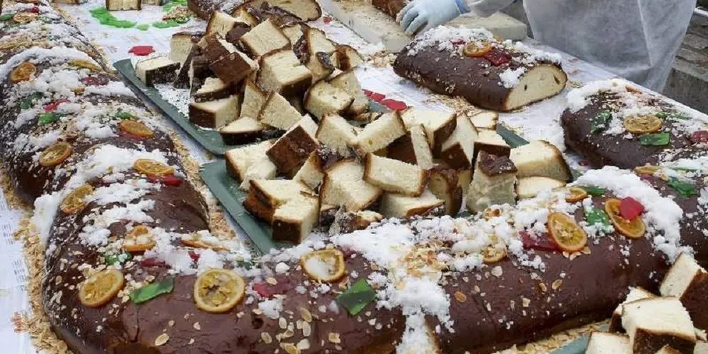 MD40. MADRID, 5/1/2011.- Aldeas Infantiles ofreci&oacute; este mediod&iacute;a el tradicional rosc&oacute;n de Reyes a los ciudadanos, en la madrile&ntilde;a Puerta del Sol. Los donativos recogidos en este acto se destinar&aacute;n a respaldar la labor de ayuda de esta organizaci&oacute;n. EFE/Kote Rodrigo