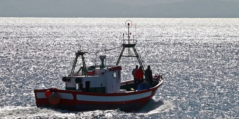 GRAFAND4530. TARIFA (C&Aacute;DIZ), 27/01/2020.- Un barco de pescadores sale del puerto de Tarifa (C&aacute;diz) en busca de los tripulantes desaparecidos del pesquero "R&uacute;a Mar", que naufrag&oacute; en la madrugada del pasado jueves en aguas marroqu&iacute;es mientras faenaba, y tras haber sido hallado este mediod&iacute;a un cad&aacute;ver flotando a siete millas de este puerto que ha sido identificado como uno de los seis tripulantes EFE/A.Carrasco Ragel