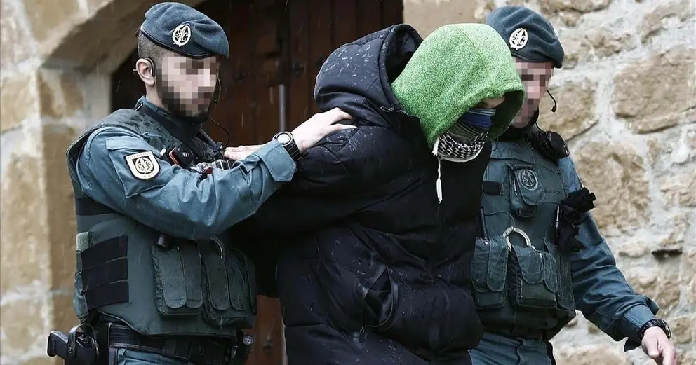 GRAF1821  SAN MARTIN DE UNX  NAVARRA   14 03 2018 - La Guardia Civil ha detenido hoy en San Martin de Unx  Navarra  a un joven de 27 anos de nacionalidad espanola y converso al islam por autoadoctrinamiento del terrorismo yihadista y que estaba preparado para pasar a la accion en solitario en Espana  ha informado el Ministerio del Interior  El arrestado estaba inmerso en un importante proceso de autorradicalizacion a traves de internet  las redes sociales y las aplicaciones de chat y de mensajeria instantanea utilizadas por las organizaciones terroristas  EFE Jesus Diges