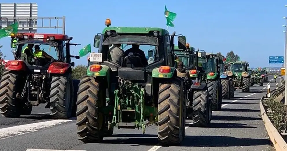 Una de las recientes tractoradas que han paralizado el tr&aacute;fico en Andaluc&iacute;a