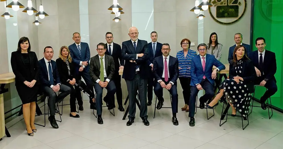 &bull;	Juan Roig y miembros del Comit&eacute; de Direcci&oacute;n de Mercadona en la zona de mesas y sillas del Nuevo Modelo Modelo de Tienda Eficiente