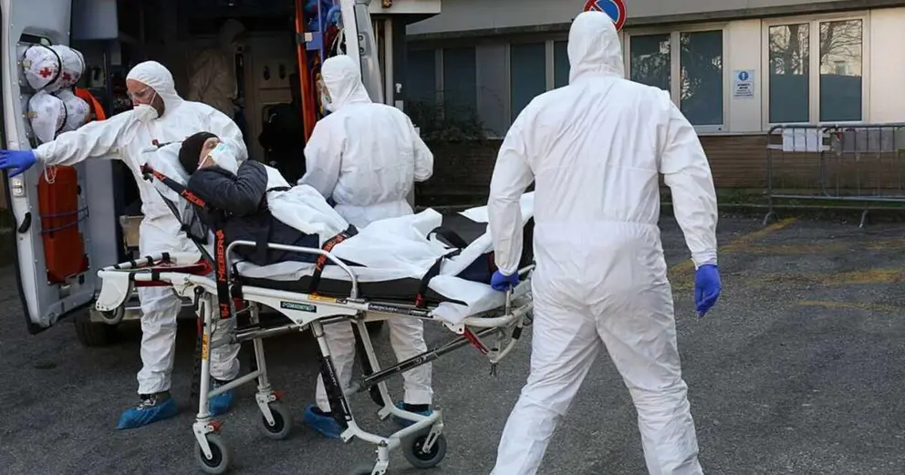 Padua (Italy), 22/02/2020.- Ambulances and health workers are seen outside the Padua's hospital, northern Italy, 22 February 2020. A woman of Milan's Lombardy region has died after being infected with the coronavirus, becoming the second death following that of a 78-year-old man who died on 21 February. The new wave of cases in Italy's northern regions have triggered shut-downs of shops, offices and community centers. (Italia) EFE/EPA/NICOLA FOSSELLA