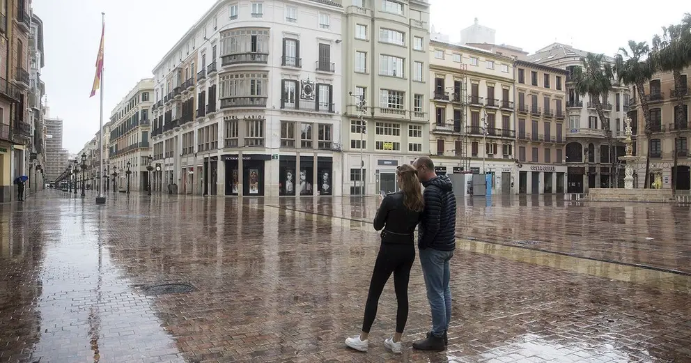Malaga (Espa&ntilde;a) 15/03/2020 Reportaje en las instalaciones del Aeropuerto de Malaga y el centro historico sobre el estado de alarma decretado por el Gobierno por la crisis del coronavirus (Covid-19). En las fotografias, varios pasajeros con maletas en la terminal T3 y vistas de calles vacias del centro historico.
Foto: Garcia-Santos