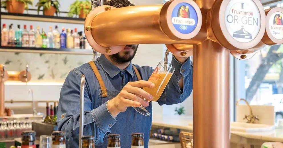 Un camarero en una foto de archivo