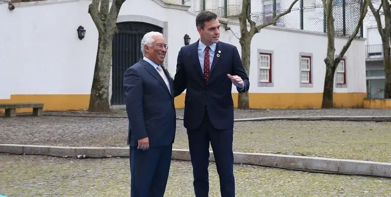 Beja (Portugal), 01/02/2020.- Portuguese Prime Minister Antonio Costa (L) welcomes Spanish Prime Minister Pedro Sanchez (R) before the Friends of Cohesion Group meeting in Beja, Portugal, 01 February 2020. The informal group, which is made up of 17 EU member states in eastern and southern Europe, gathered in Portugal to discuss further steps in defending the cohesion and agricultural policies in the next Multiannual Financial Framework (MFF), media reported. (Lanzamiento de disco) EFE/EPA/NUNO VEIGA