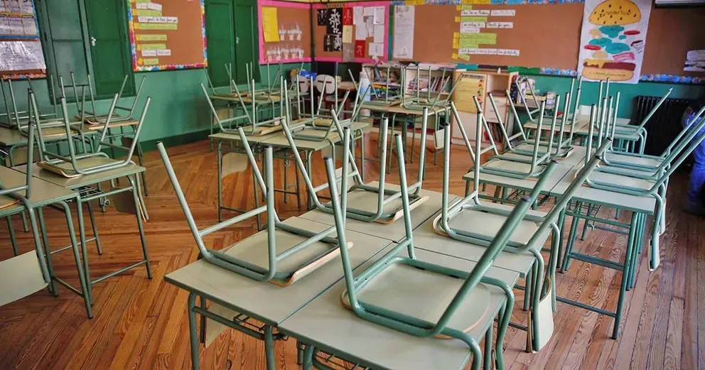 GRAF5326. MADRID, 11/03/2020.- Un aula desierta en el colegio p&uacute;blico Rufino Blanco en Madrid, este mi&eacute;rcoles. La suspensi&oacute;n de clases en las comunidades de Madrid y La Rioja y en las localidades alavesas de Vitoria y Labastida supone una situaci&oacute;n in&eacute;dita que obliga a los padres a improvisar el cuidado de sus hijos e inquieta a los alumnos con ex&aacute;menes pendientes, mientras que algunos profesores tendr&aacute;n que impartir las materias a distancia. EFE/ Paco Campos
