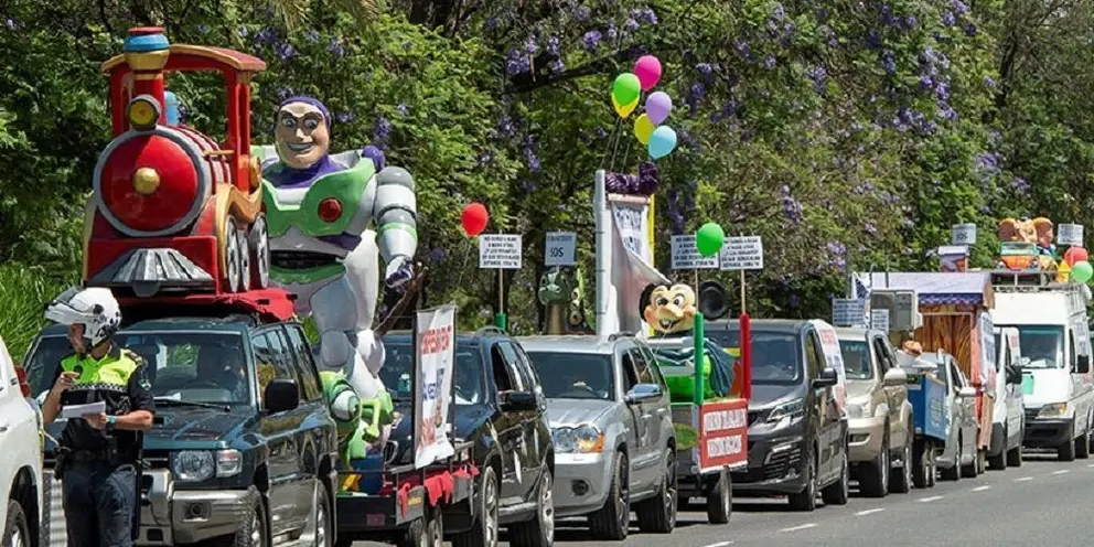 GRAFAND9219. SEVILLA, 09/06/2020. Una caravana de medio millar de feriantes a su paso por el paseo de Torneo de Sevilla durante la manifestaci&oacute;n que han realizado hasta el Parlamento de Andaluc&iacute;a en la capital hispalense donde se han concentrado para protestar por la situaci&oacute;n laboral de este colectivo debido a la suspensi&oacute;n de todas las ferias por la crisis sanitaria de la COVID-19. EFE/ Ra&uacute;l Caro.