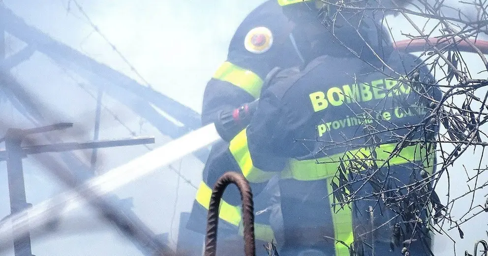 Bomberos en un incendio | Foto: Jes&uacute;s Catal&aacute;n 