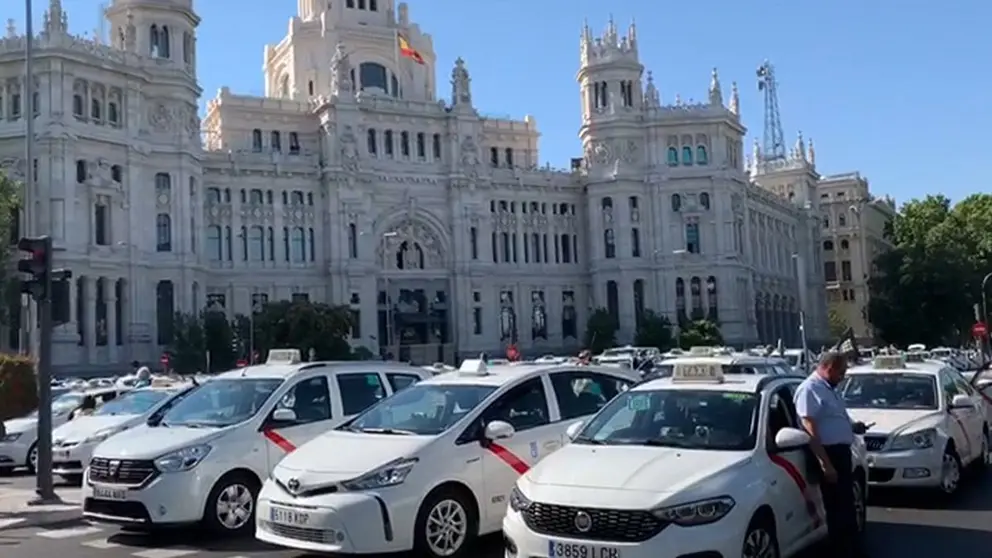 Protestas de los taxitas frente al Ayuntamiento de Madrid. (Foto: ELMIRA)