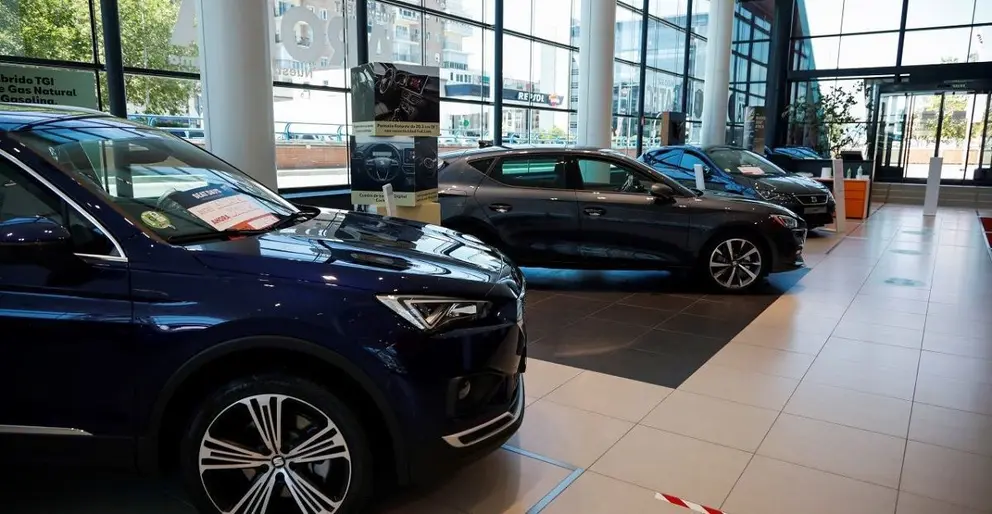 GRAF1034. MADRID, 15/06/2020.- Vista de un concesionario Seat en Madrid este lunes. El Gobierno dar&aacute; ayudas para la compra de veh&iacute;culos de todas las tecnolog&iacute;as por valor de 1.050 millones de euros, de los que 550 millones corresponden a ayudas directas a particulares y organismos p&uacute;blicos y otros 500 millones a una l&iacute;nea ICO para la adquisici&oacute;n de veh&iacute;culos industriales y comerciales. EFE/David Fern&aacute;ndez