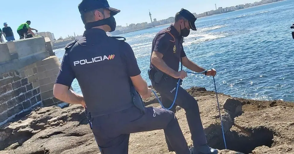 Rescate en C&aacute;diz de una persona ca&iacute;da a una fosa inundable por agentes de la Polic&iacute;a Nacional de la Comisar&iacute;a de Jerez