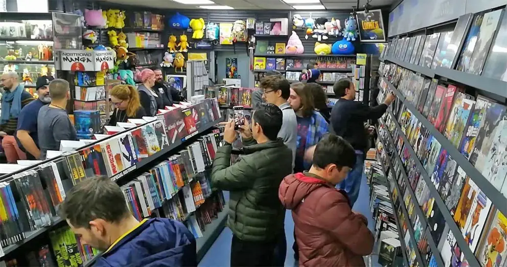 Aficionados a los c&oacute;mics en la tienda Nostromo | Sergio L&oacute;pez