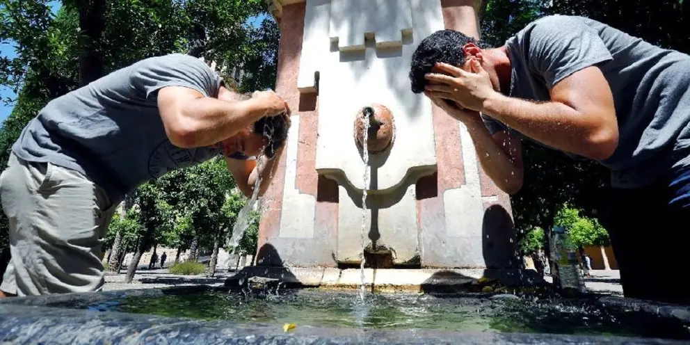 GRAF6494. C&Oacute;RDOBA (ESPA&Ntilde;A), 15/08/2019.- Unos turistas se refrescan este jueves en una de las fuentes del patio de los naranjos de la mezquita catedral de C&oacute;rdoba, con m&aacute;ximas de 38 grados en la ciudad andaluza. Los cielos permanecer&aacute;n hoy despejados en Andaluc&iacute;a, con temperaturas en ascenso que alcanzar&aacute;n los 39 grados en el Valle del Guadalquivir, donde la Agencia Estatal de Meteorolog&iacute;a (Aemet) ha decretado aviso amarillo por altas temperaturas, al igual que en las provincias de Huelva y de Ja&eacute;n. EFE/ Salas