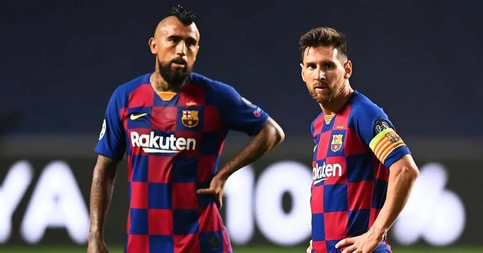 Leo Messi junto a Arturo Vidal tras la derrota del FC Barcelona ante el Bayern