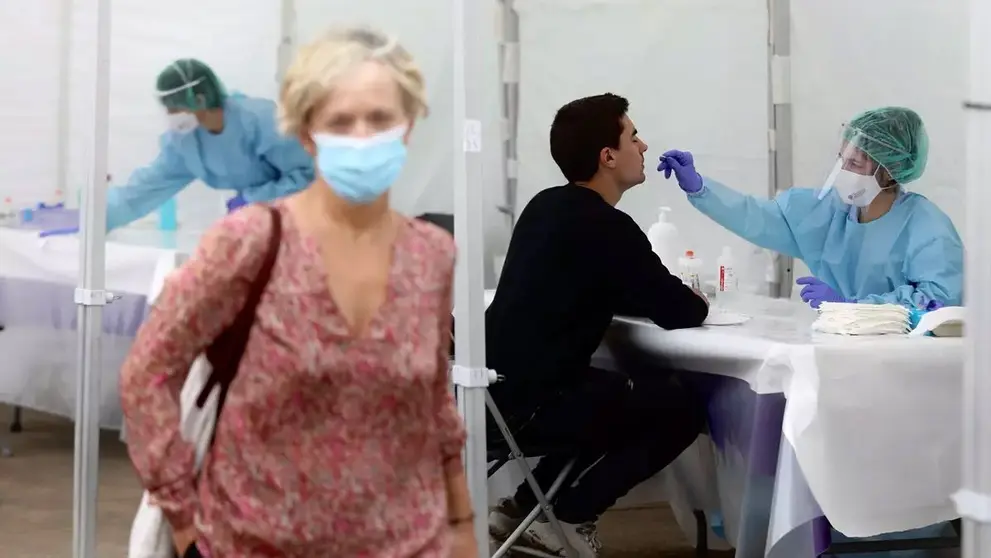 Una sanitaria le realiza un frotis nasal a un vecino de Ordizia en una de las carpas instaladas en el parque Barrena por el Ayuntamiento de Ordizia para realizar test ante el posible brote de COVID-19 detectado en la localidad guipuzcoana, en Ordizia | JAVI COLMENERO - EUROPA PRESS