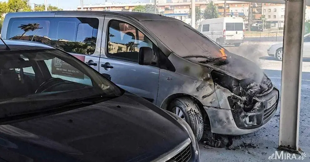 Furgoneta en llamas en el aparcamiento del Supermercado D&iacute;a, en Jerez | Jes&uacute;s Catal&aacute;n para elMIRA.es