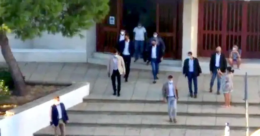 Pedro S&aacute;nchez, a la salida de la Parroquia de San Francisco de As&iacute;s en Matalasca&ntilde;as (Huelva).