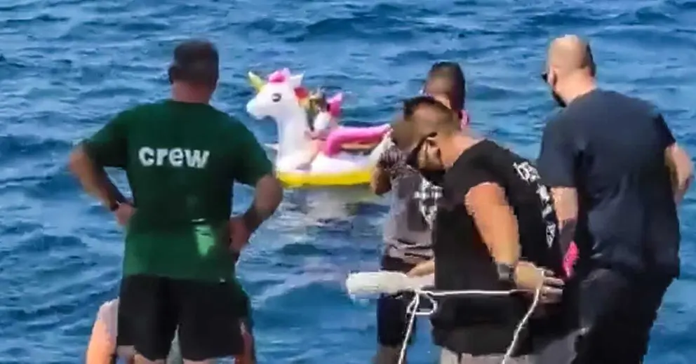 Momento del rescate de la ni&ntilde;a arrastrada por la corriente.