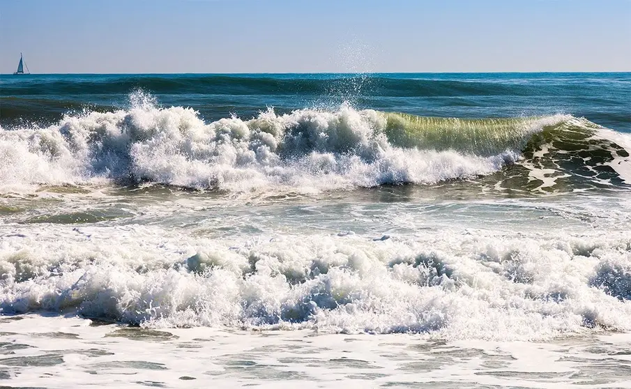 Rescatan a un hombre que se estaba ahogando en una playa de Estepona debido al fuerte oleaje