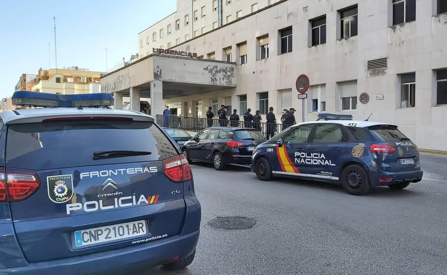 Agentes de la Polic&iacute;a Nacional en el Hospital Puerta del Mar de C&aacute;diz, donde ha llegado herido de gravedad su compa&ntilde;ero, inspector del CNP