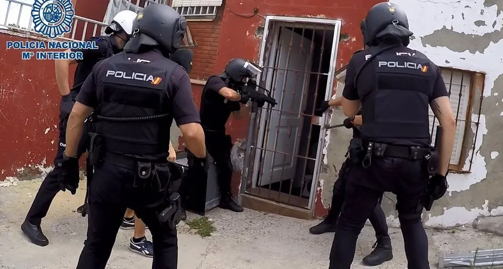 15/09/2020 Entrada de los agentes en una de las viviendas utilizadas para el narcotr&aacute;fico
SOCIEDAD ESPA&Ntilde;A EUROPA ANDALUC&Iacute;A
POLIC&Iacute;A NACIONAL