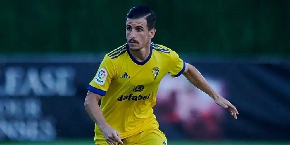 MARBELLA, SPAIN - AUGUST 26: (BILD ZEITUNG OUT) Jose Joaquin Matos Garcia of Cadiz CF controls the ball during the friendly match between Malaga CF and Cadiz CF on August 26, 2020 in Marbella, Spain. (Photo by Javier Montano/DeFodi Images via Getty Images)