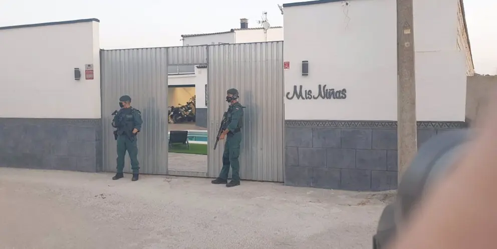 19/09/2020 Agentes de la Guardia Civil, en un registro en el marco de una operaci&oacute;n contra el blanqueo de capitales en el Campo de Gibraltar y la provincia de M&aacute;laga..

La Guardia Civil ha intervenido dinero en efectivo, joyas y veh&iacute;culos, adem&aacute;s de diversa documentaci&oacute;n y material electr&oacute;nico, tras realizar alrededor de una quincena de registros de vivienda en el marco del operativo puesto en marcha por supuesto blanqueo de capitales y presunta organizaci&oacute;n criminal en la comarca gaditana del Campo de Gibraltar y puntos de la provincia de M&aacute;laga.

SOCIEDAD
GUARDIA CIVIL
