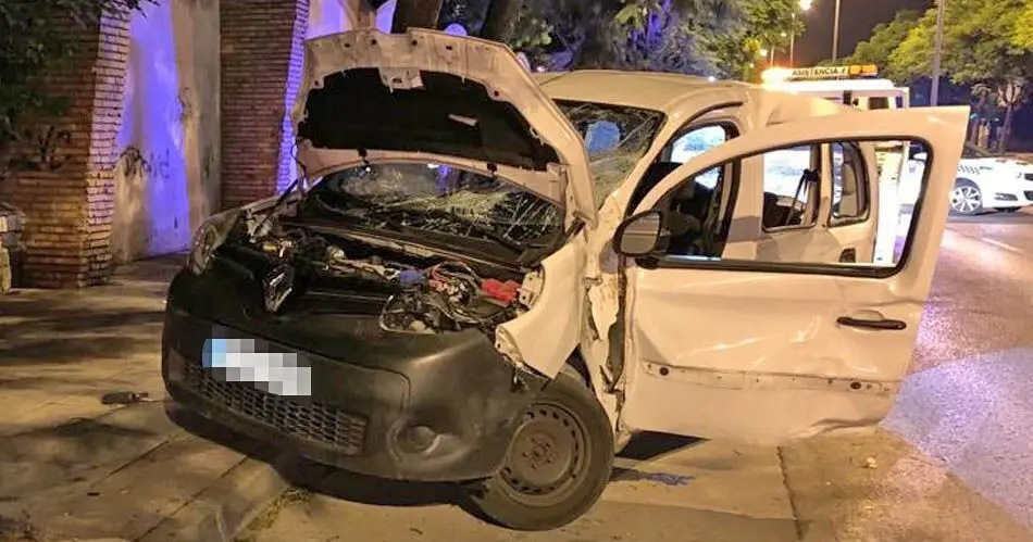 Una Renault Berlig acaba destrozada en la Avenida Blas infante, en Jerez