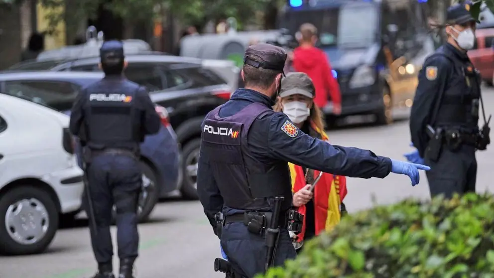 Polic&iacute;as Nacionales revisan el cumplimiento de las restricciones anti-Covid en plena pandemia