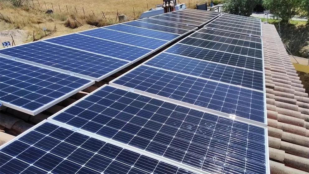 Placas instaladas en la piscina municipal de Jimera de L&iacute;bar dentro de un proyecto piloto de la Diputaci&oacute;n de M&aacute;laga para el ahorro de energ&iacute;a