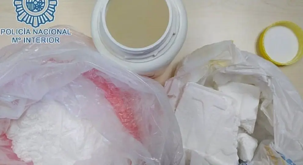 06/10/2020 Droga intervenida en un piso de una de las c&eacute;ntricas calles de Sevilla.

Agentes de la Polic&iacute;a Nacional han desarticulado un punto de venta de droga en una vivienda ubicada en el centro de Sevilla al tiempo que han detenido a dos personas por su presunta participaci&oacute;n en un delito contra la salud p&uacute;blica.

POLITICA ANDALUC&Iacute;A ESPA&Ntilde;A EUROPA SEVILLA
POLIC&Iacute;A NACIONAL