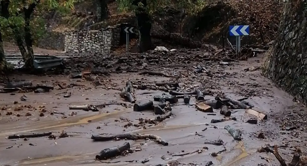 05/11/2020 Efectos de las fuertes lluvias de este jueves 5 de noviembre de 2020 en la provincia de M&aacute;laga.

El Centro de Educaci&oacute;n Infantil y Primaria (CEIP) Nuestra Se&ntilde;ora del Rosario de Teba (M&aacute;laga) ha tenido que ser desalojado de manera parcial este jueves debido a las fuertes precipitaciones registradas en su t&eacute;rmino municipal, seg&uacute;n han informado desde el sistema Emergencias 112 Andaluc&iacute;a. El desalojo se ha debido a la anegaci&oacute;n de uno de sus edificios.

SOCIEDAD ANDALUC&Iacute;A ESPA&Ntilde;A EUROPA M&Aacute;LAGA
DIPUTACI&Oacute;N DE M&Aacute;LAGA