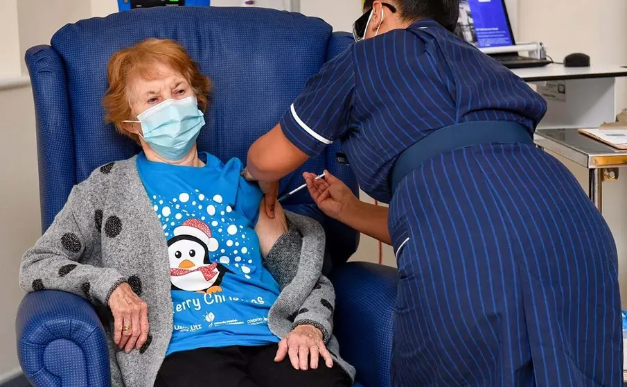 Margaret Keenan, primera persona en recibir la vacuna de Pfizer en el mundo - GETTY