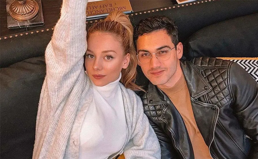 Ester exp&oacute;sito y Alejandro Speitzer