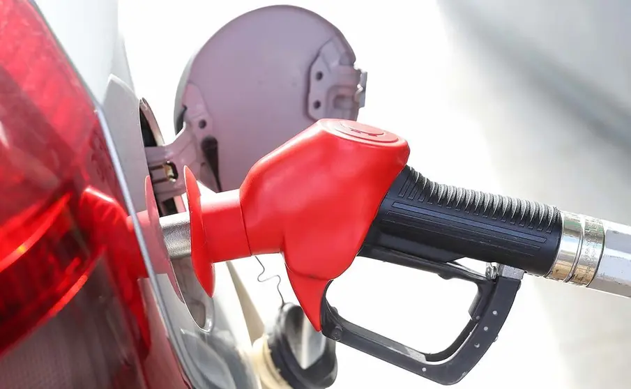 Manguera de gasolina en una gasolinera - Freepik