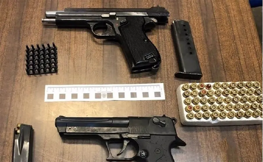 Armas de fuego que portaba un pr&oacute;fugo de la justicia en el asiento del conductor en el momento en que fue arrestado | POLIC&Iacute;A NACIONAL