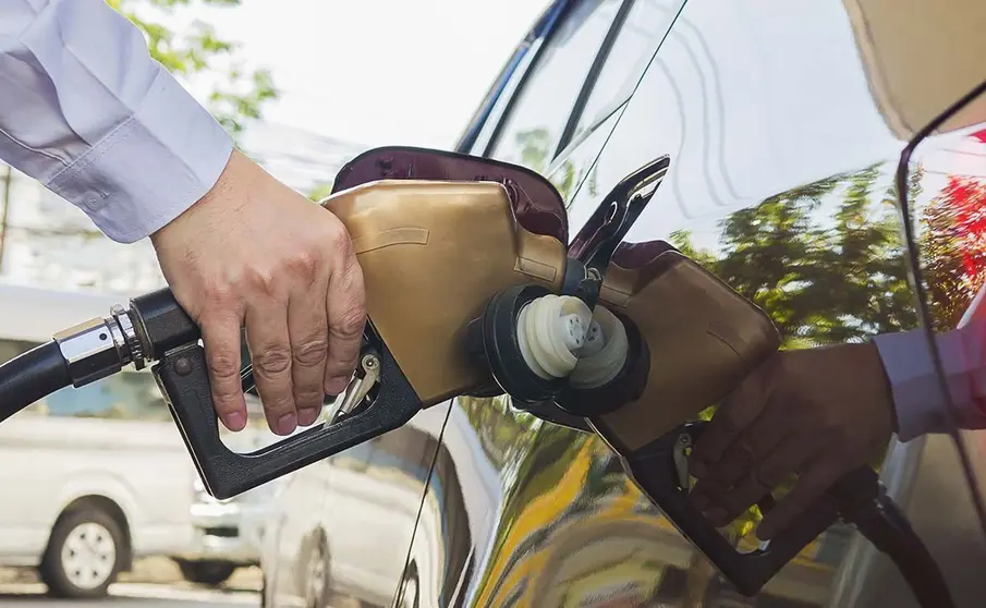 Manguera de gasolina en una gasolinera - Freepik