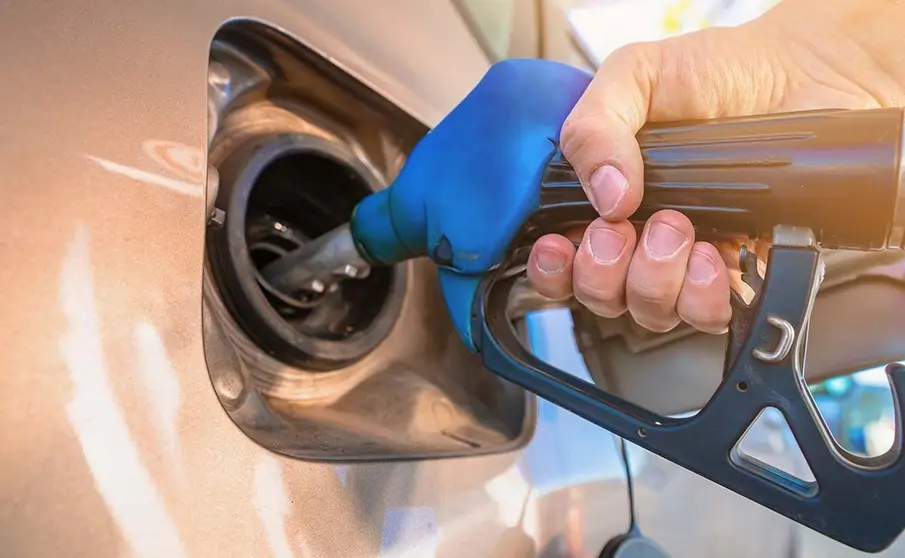 Manguera de gasolina en una gasolinera - Freepik