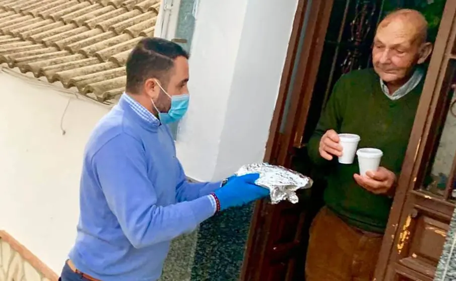Jos&eacute; Carlos S&aacute;nchez reparte bu&ntilde;uelos y chocolate a los mayores en Algar