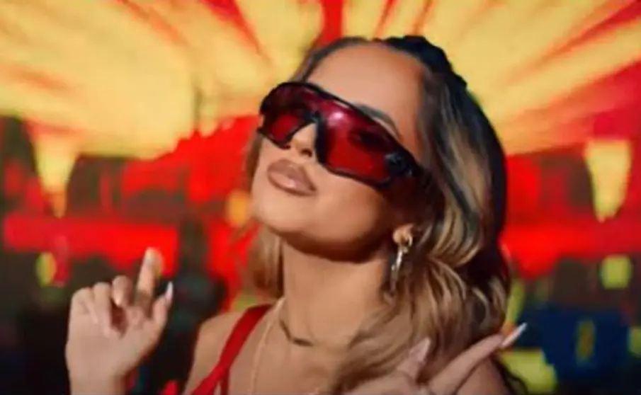Becky G en el videoclip de 'La curiosidad Remix'