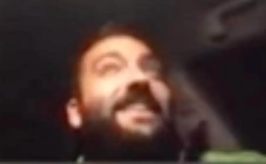 Juan Ram&oacute;n Barroso Morales, delegado de fiestas del PSOE en Arcos de la Frontera, asistiendo online al pleno municipal desde el asiento del conductor de un coche