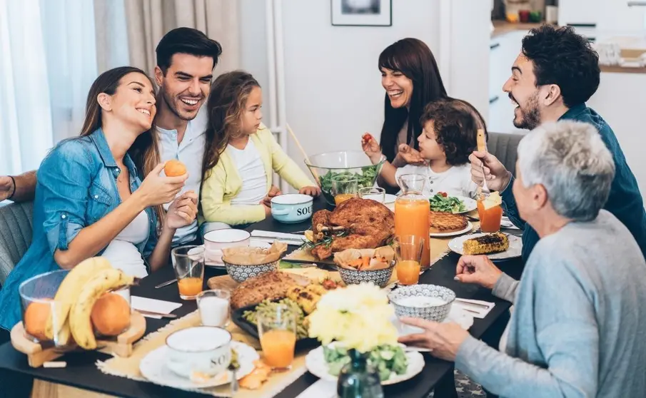 Familia en comida de Navidad