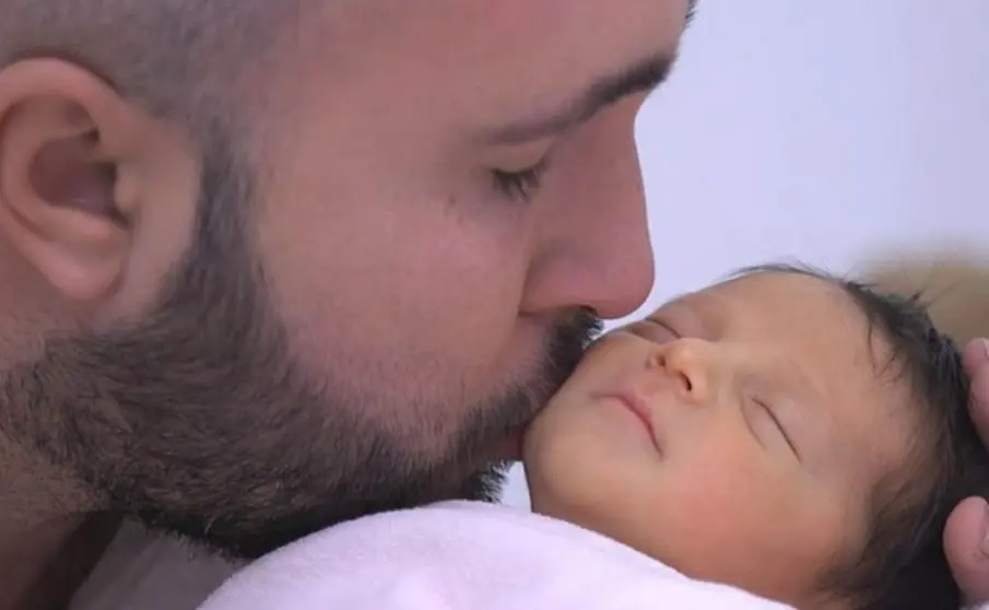 Kiko Rivera besa a su hija Ana reci&eacute;n nacida | Instagram