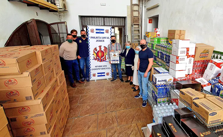 Sindicato Independiente Polic&iacute;a Local de Jerez entregan 3.000 kilos de alimentos en el Comedor Social del Salvador | El MIRA
