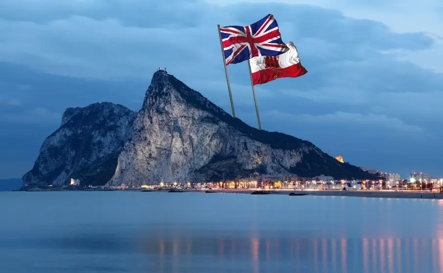 Pe&ntilde;&oacute;n de Gibraltar con banderas simuladas de Reino Unido y Gibraltar