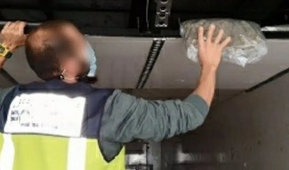 26/12/2020 Operaci&oacute;n contra el tr&aacute;fico de drogas en camiones con doble fondo.

Agentes de la Polic&iacute;a Nacional han desarticulado una organizaci&oacute;n, asentada en las provincias de M&aacute;laga y Granada, que supuestamente se dedicar&iacute;a al acopio de importantes cantidades de hach&iacute;s y marihuana, que posteriormente hac&iacute;an llegar a Italia a trav&eacute;s de camiones con doble fondo.

SOCIEDAD ANDALUC&Iacute;A ESPA&Ntilde;A EUROPA M&Aacute;LAGA
CNP