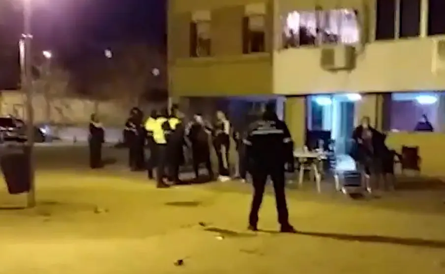 Agentes de la Polic&iacute;a Local desalojando fiestas en Sevilla