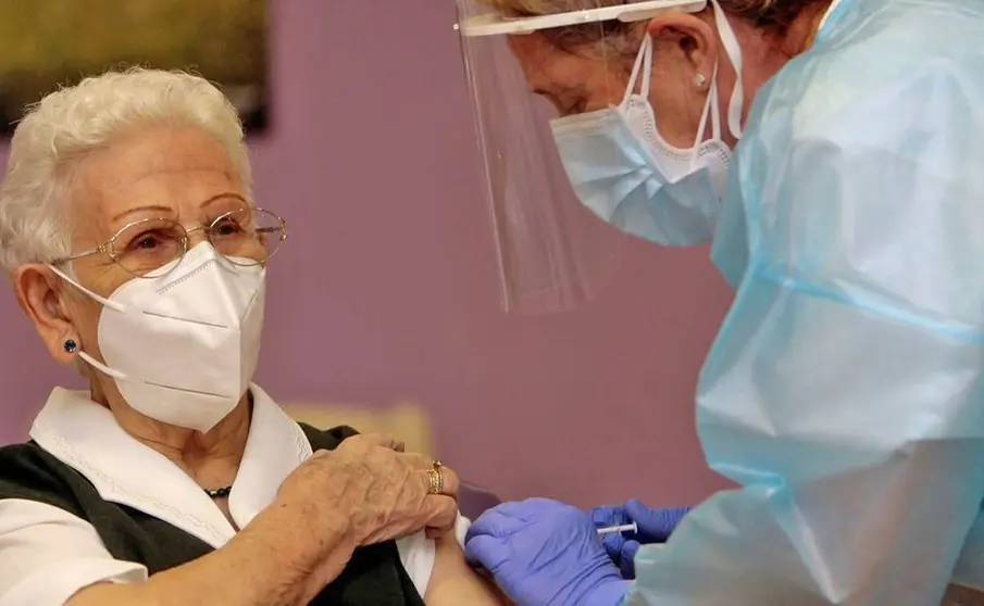 Araceli, primera persona en recibir la vacuna del Covid-19 en Espa&ntilde;a